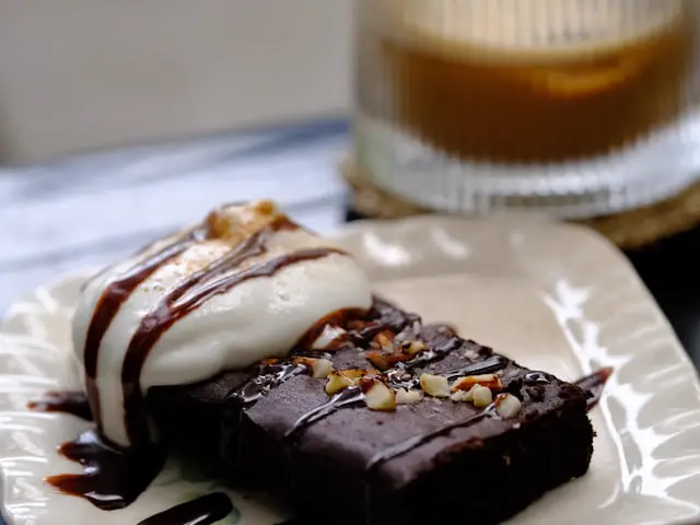BROWNIE CON HELADO
