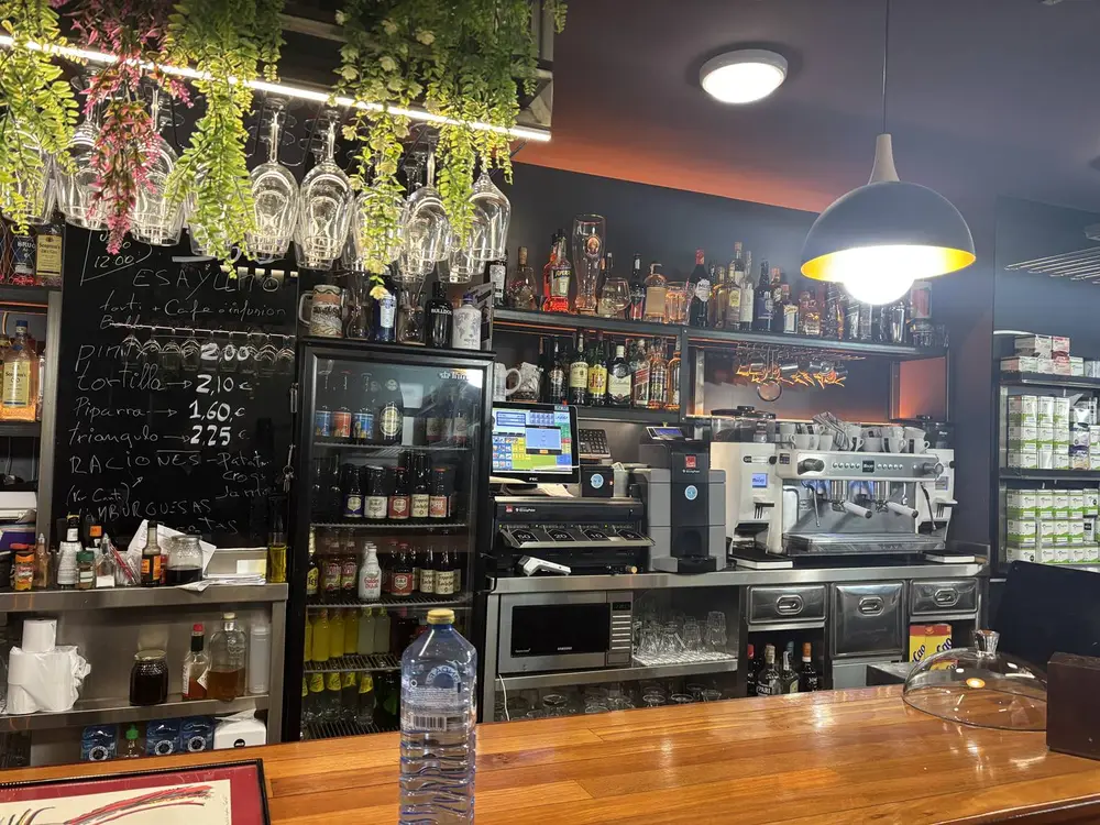 Barra con pizarra de menú y mural de tiza